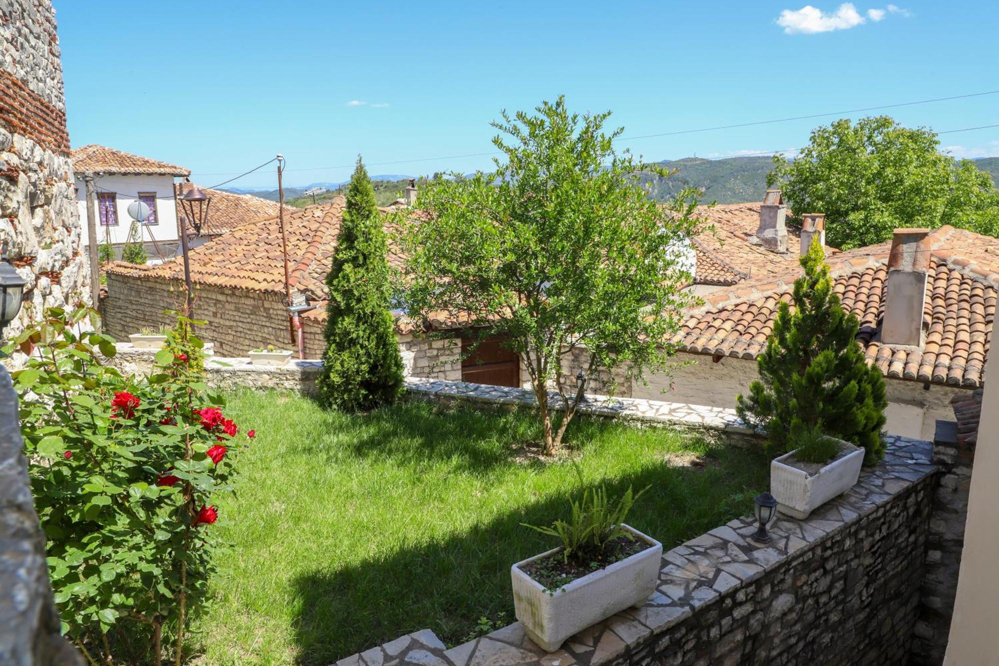 Guest House Vasili Berat Buitenkant foto