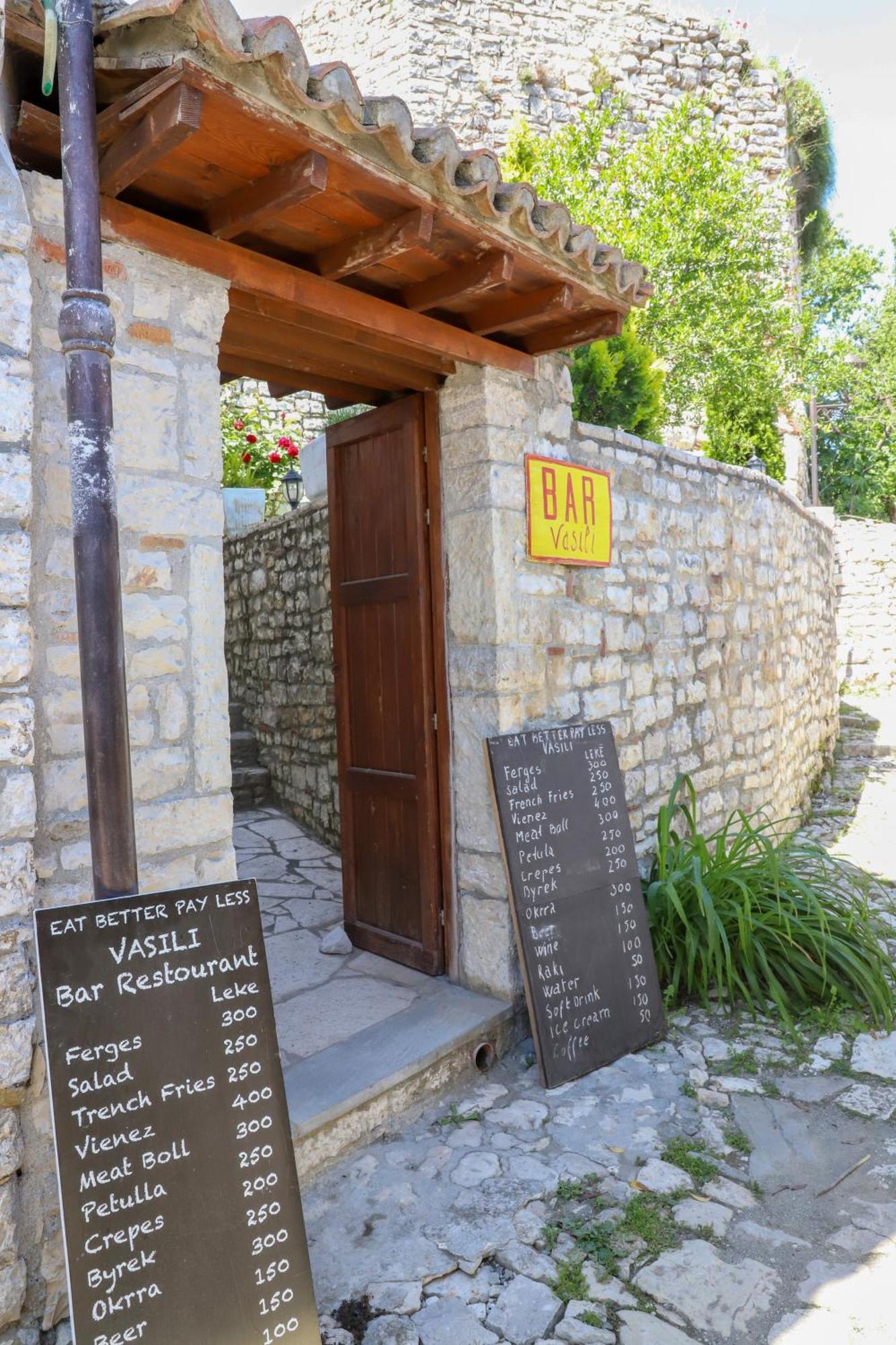 Guest House Vasili Berat Buitenkant foto